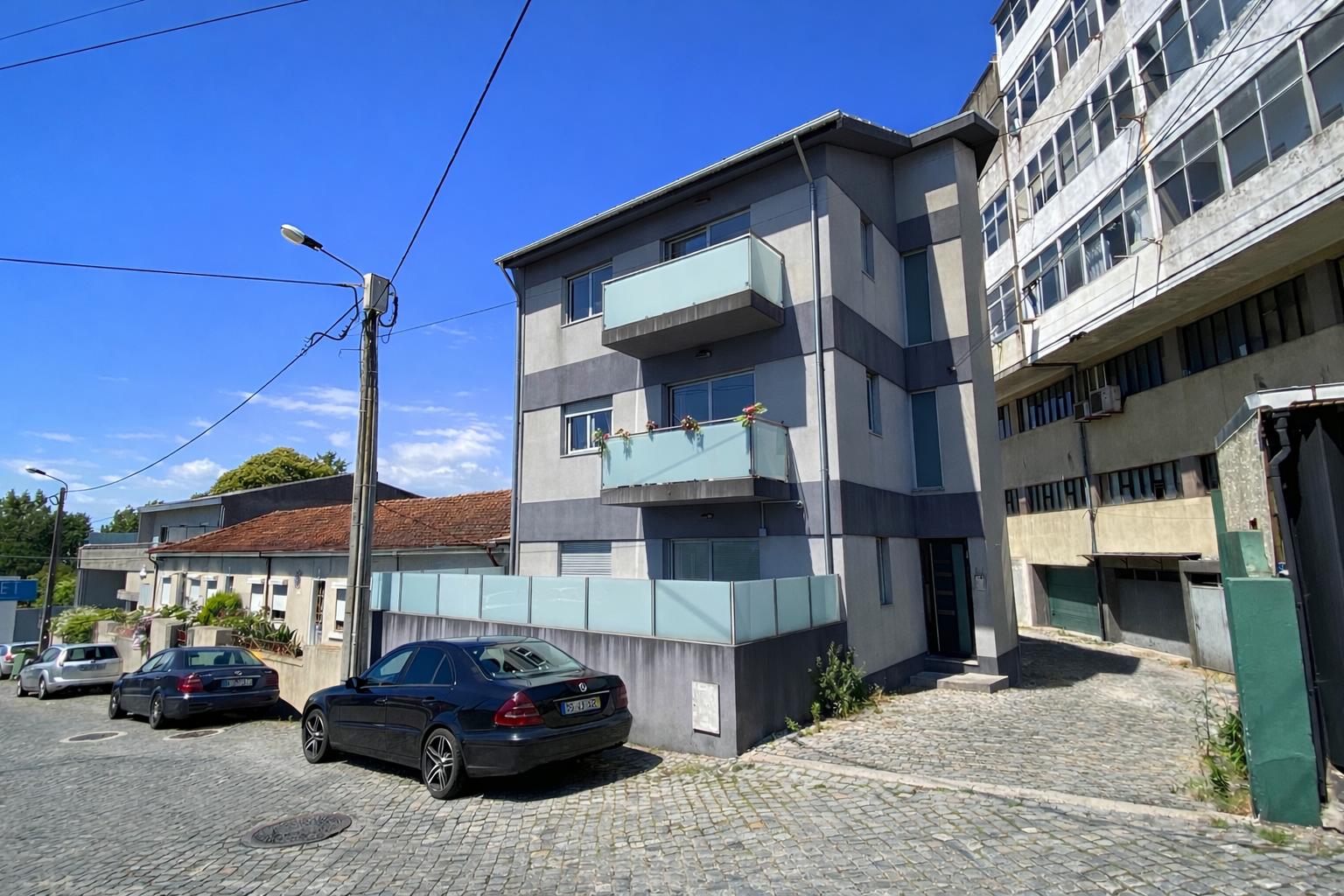 Prédio para venda renovado no Amial, Porto com 3 apartamentos T2