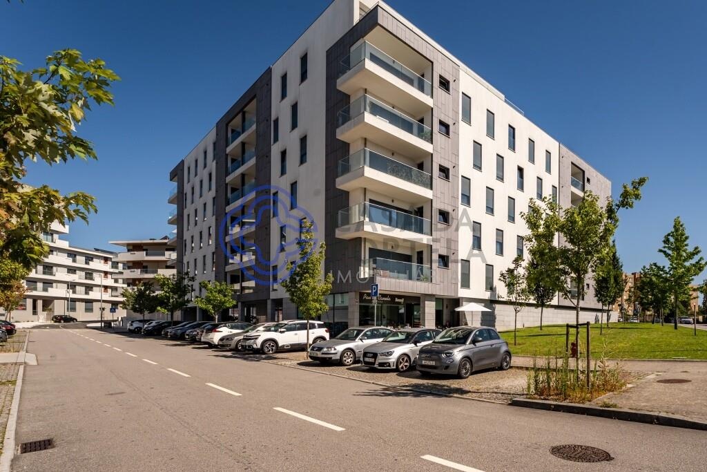 Apartamento T2 com Varanda, Orientação Nascente/Sul e Excelente Luminosida