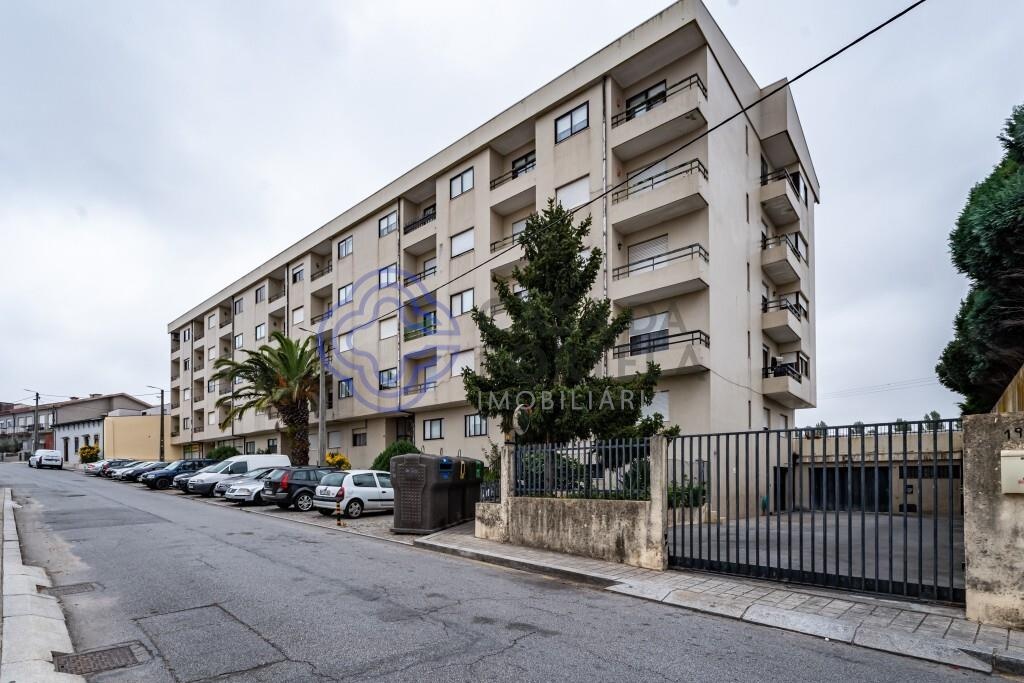 Apartamento amplo com terraço e lugar de garagem