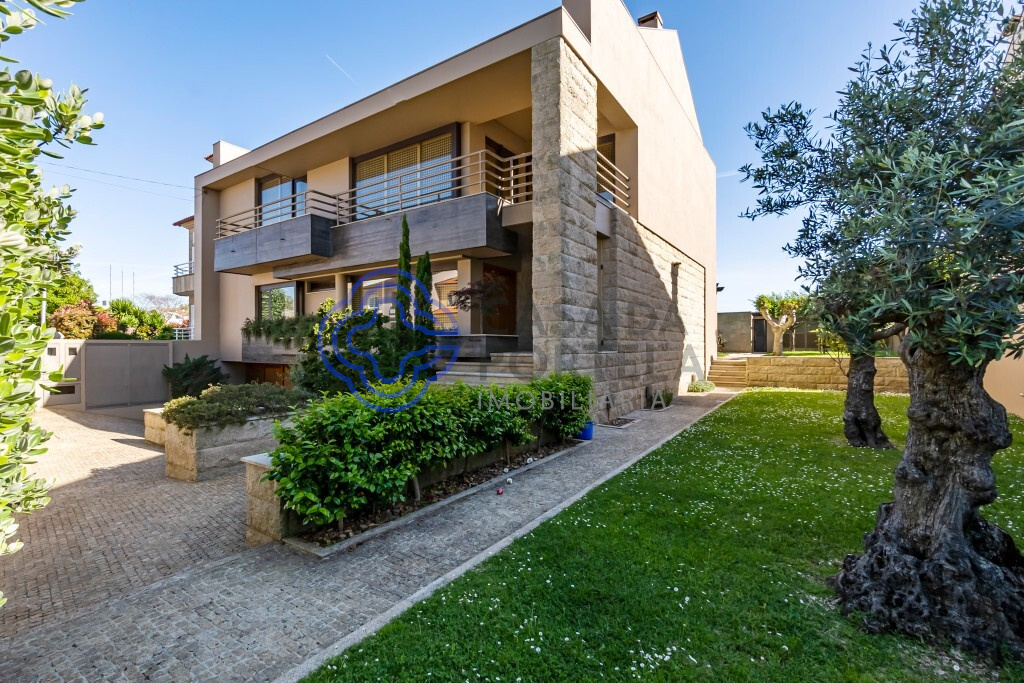 Moradia T4+1 Matosinhos, com Piscina, Terraço, Salão de jogos, Garagem e Arquitetura contemporânea!